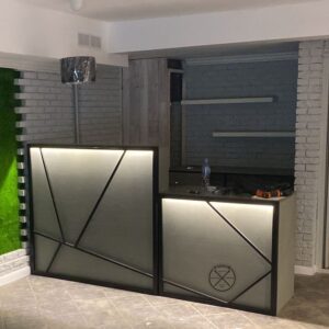 Quầy pha chế xám phối trang trí